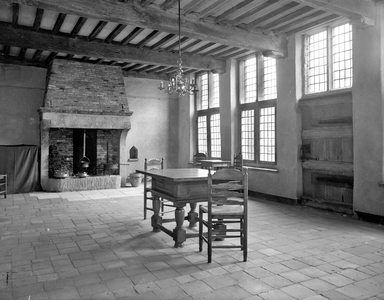 400195 Interieur van de celzusterenkamer in het hofje van de Stichting Armen de Poth (Coninckstraat) te Amersfoort: schouw.